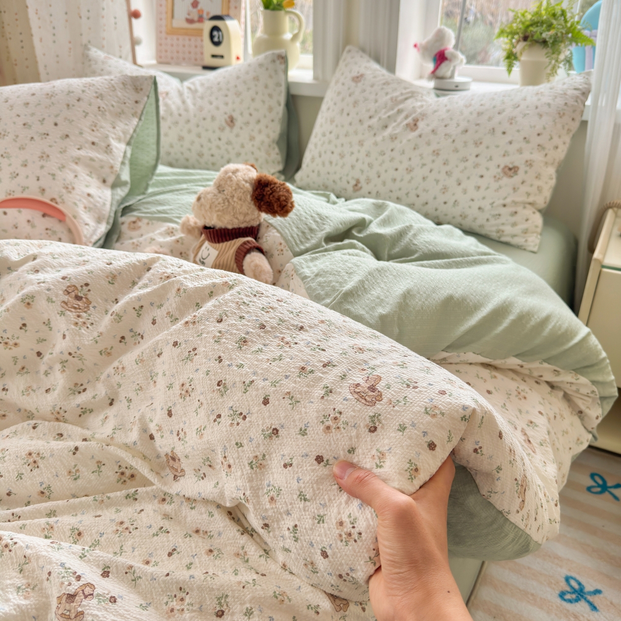 91家纺网 家纺一手货源 找家纺 优承佳生活馆 2026年新款卡通小清新风格高克重超柔软糯泡芙双层纱面料三件套四件套单被套系列 春日木马