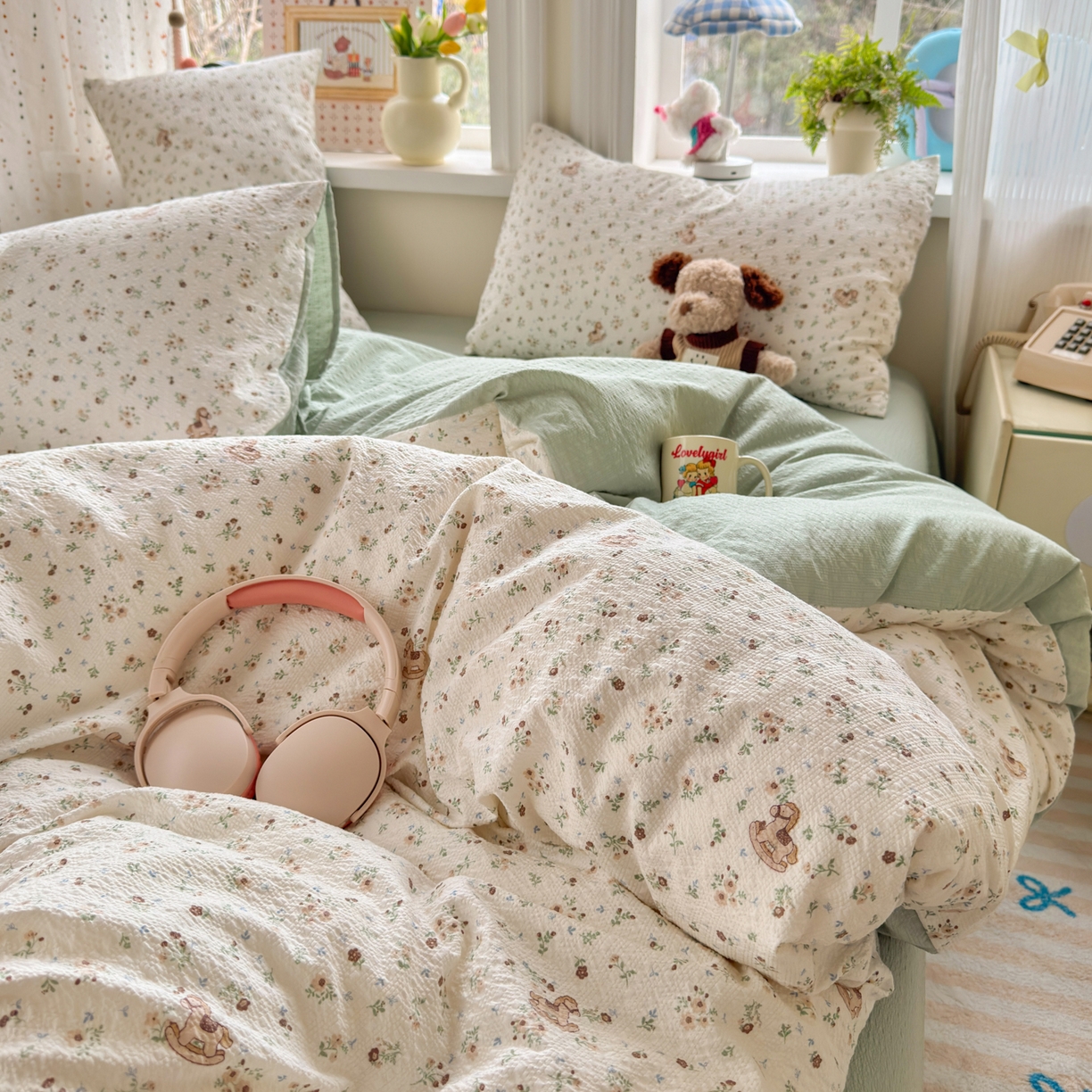 91家纺网 家纺一手货源 找家纺 优承佳生活馆 2026年新款卡通小清新风格高克重超柔软糯泡芙双层纱面料三件套四件套单被套系列 春日木马