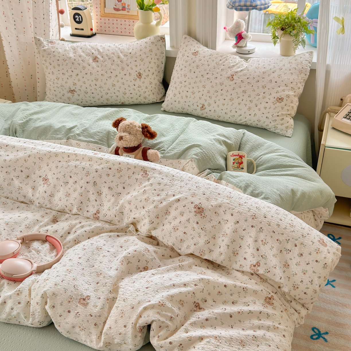 91家纺网 家纺一手货源 找家纺 优承佳生活馆 2026年新款卡通小清新风格高克重超柔软糯泡芙双层纱面料三件套四件套单被套系列 春日木马