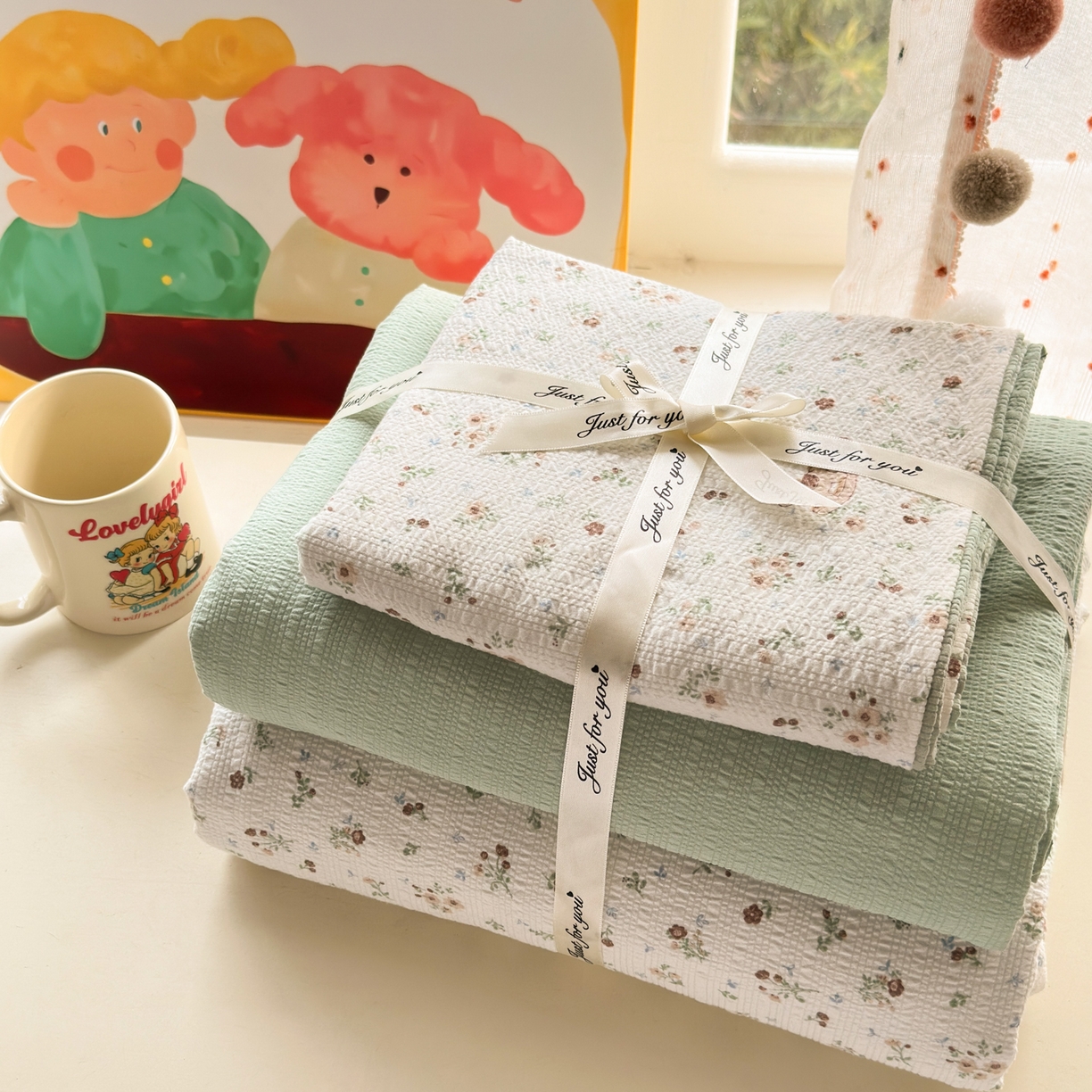 91家纺网 家纺一手货源 找家纺 优承佳生活馆 2026年新款卡通小清新风格高克重超柔软糯泡芙双层纱面料三件套四件套单被套系列 春日木马