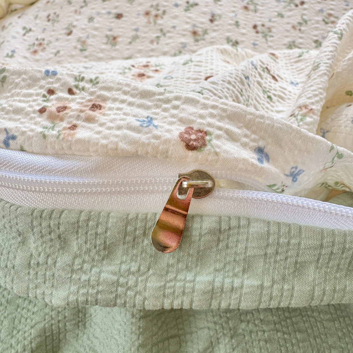 91家纺网 家纺一手货源 找家纺 优承佳生活馆 2026年新款卡通小清新风格高克重超柔软糯泡芙双层纱面料三件套四件套单被套系列 春日木马