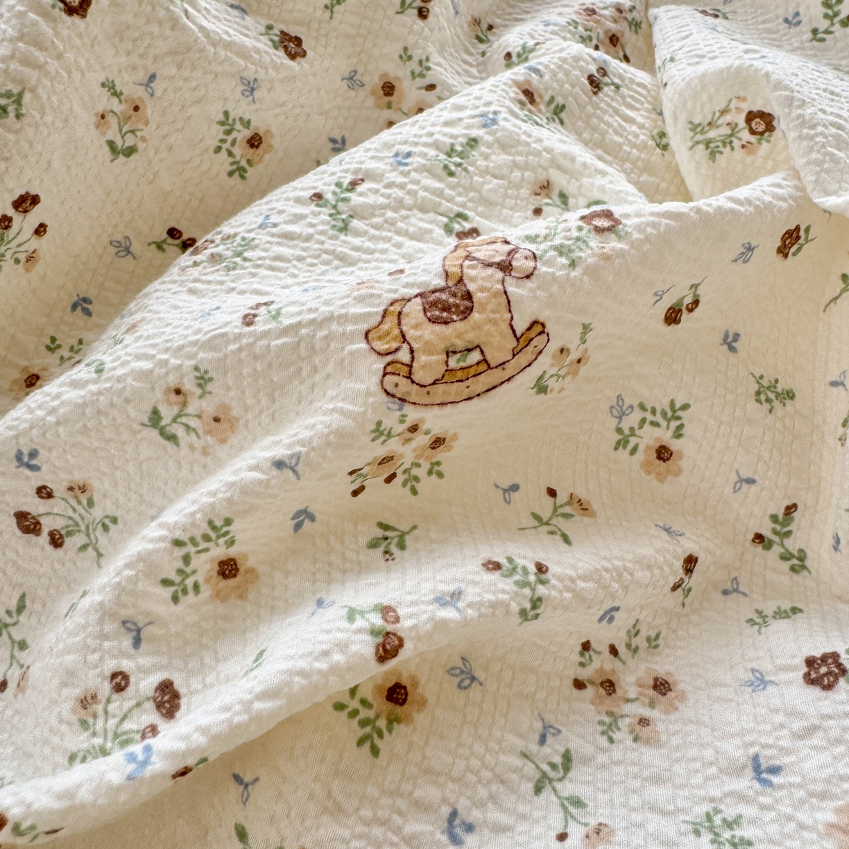 91家纺网 家纺一手货源 找家纺 优承佳生活馆 2026年新款卡通小清新风格高克重超柔软糯泡芙双层纱面料三件套四件套单被套系列 春日木马