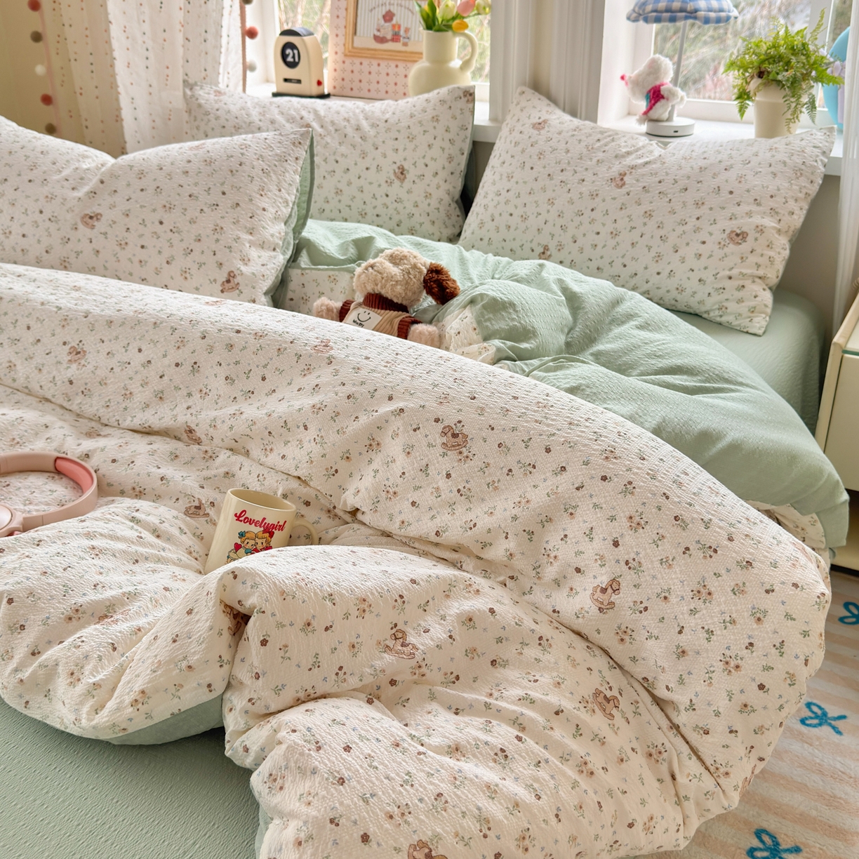 91家纺网 家纺一手货源 找家纺 优承佳生活馆 2026年新款卡通小清新风格高克重超柔软糯泡芙双层纱面料三件套四件套单被套系列 春日木马