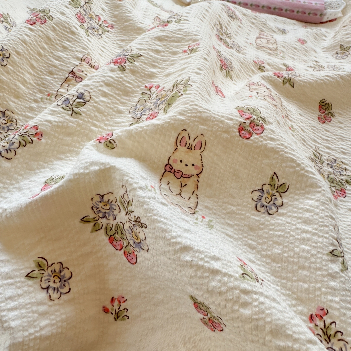 91家纺网 家纺一手货源 找家纺 优承佳生活馆 2026年新款卡通小清新风格高克重超柔软糯泡芙双层纱面料三件套四件套单被套系列 花间兔语