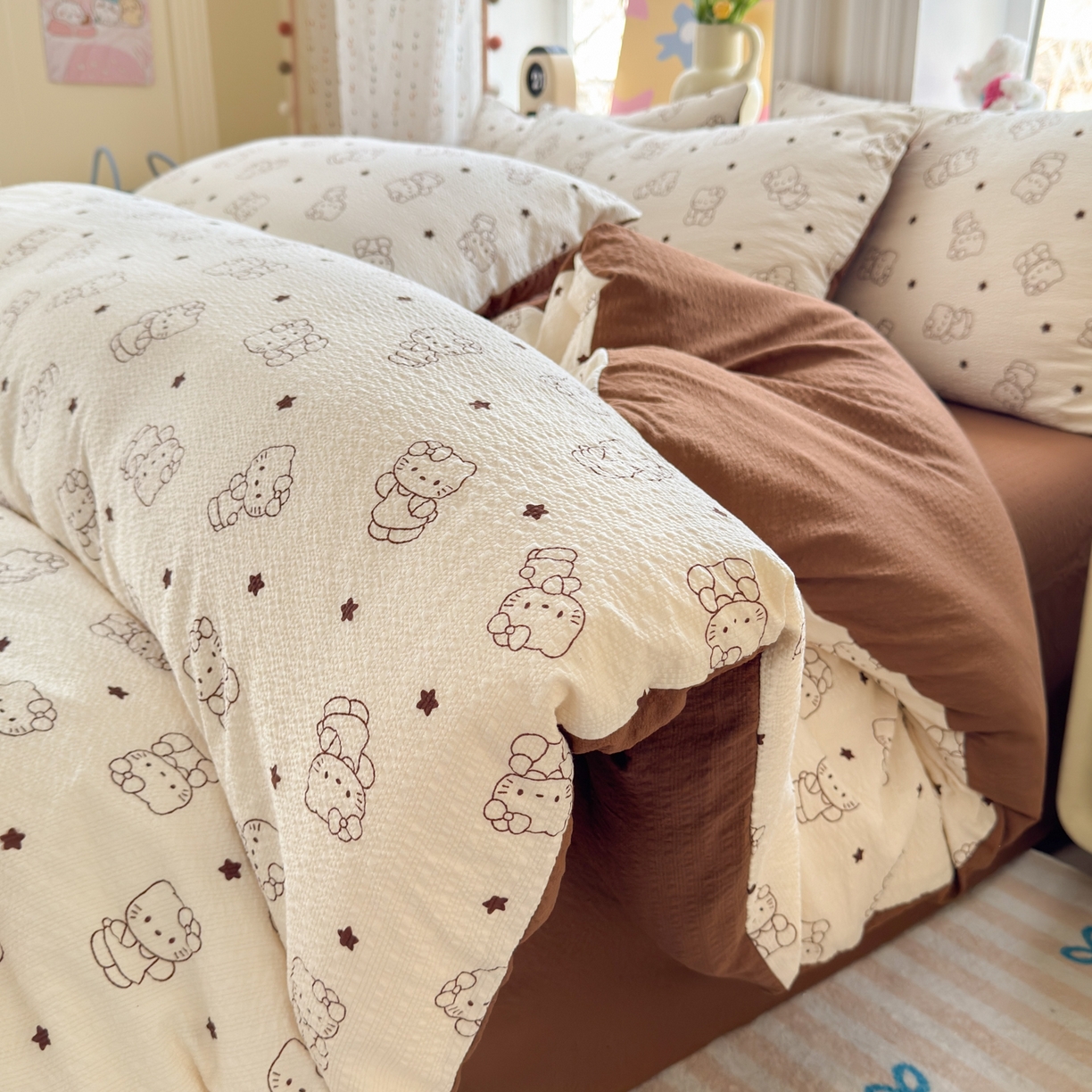 优承佳生活馆 2026年新款卡通小清新风格高克重超柔软糯泡芙双层纱面料三件套四件套单被套系列 咖色凯蒂