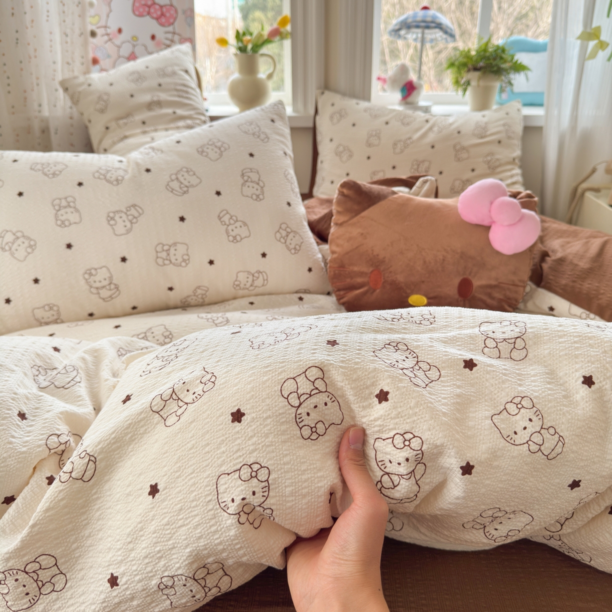 91家纺网 家纺一手货源 找家纺 优承佳生活馆 2026年新款卡通小清新风格高克重超柔软糯泡芙双层纱面料三件套四件套单被套系列 咖色凯蒂
