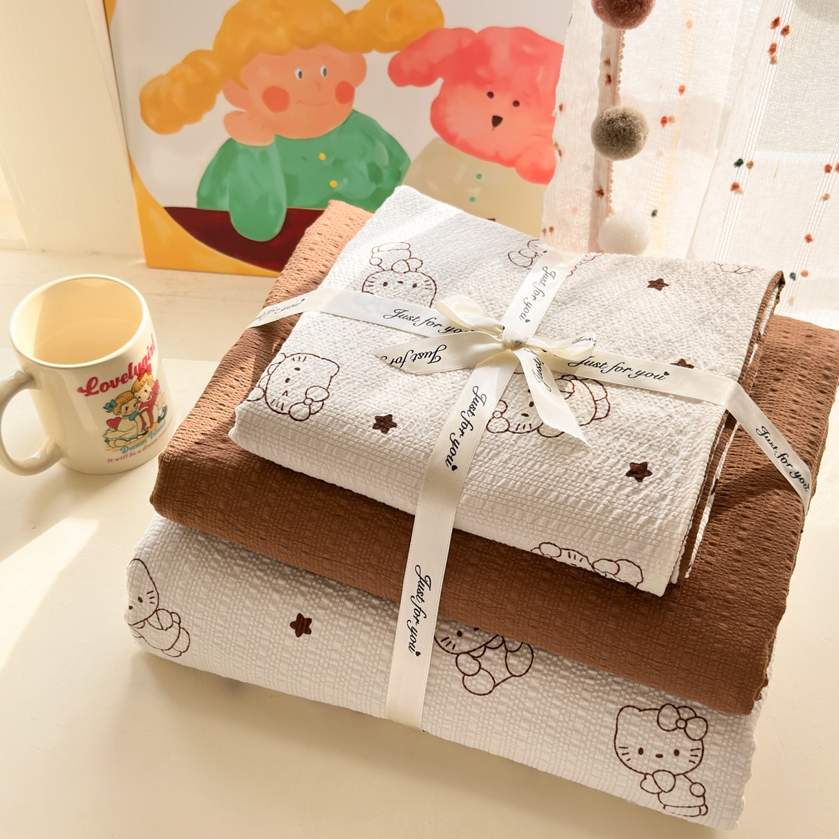 91家纺网 家纺一手货源 找家纺 优承佳生活馆 2026年新款卡通小清新风格高克重超柔软糯泡芙双层纱面料三件套四件套单被套系列 咖色凯蒂