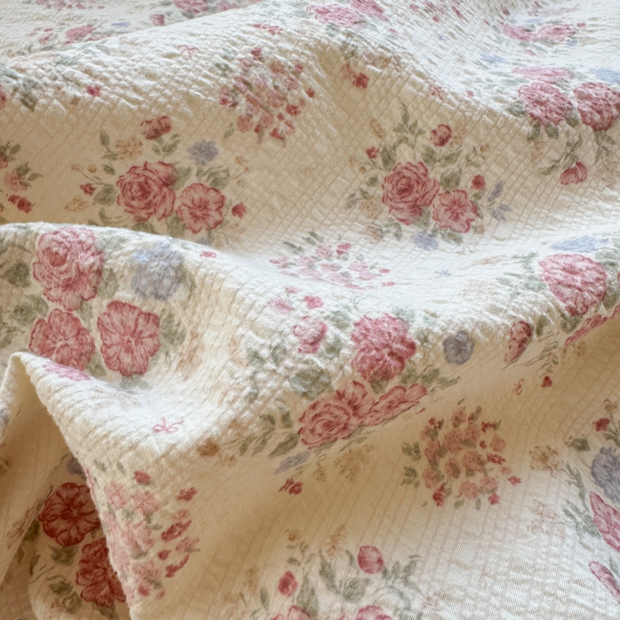 91家纺网 家纺一手货源 找家纺 优承佳生活馆 2026年新款卡通小清新风格高克重超柔软糯泡芙双层纱面料三件套四件套单被套系列 满满