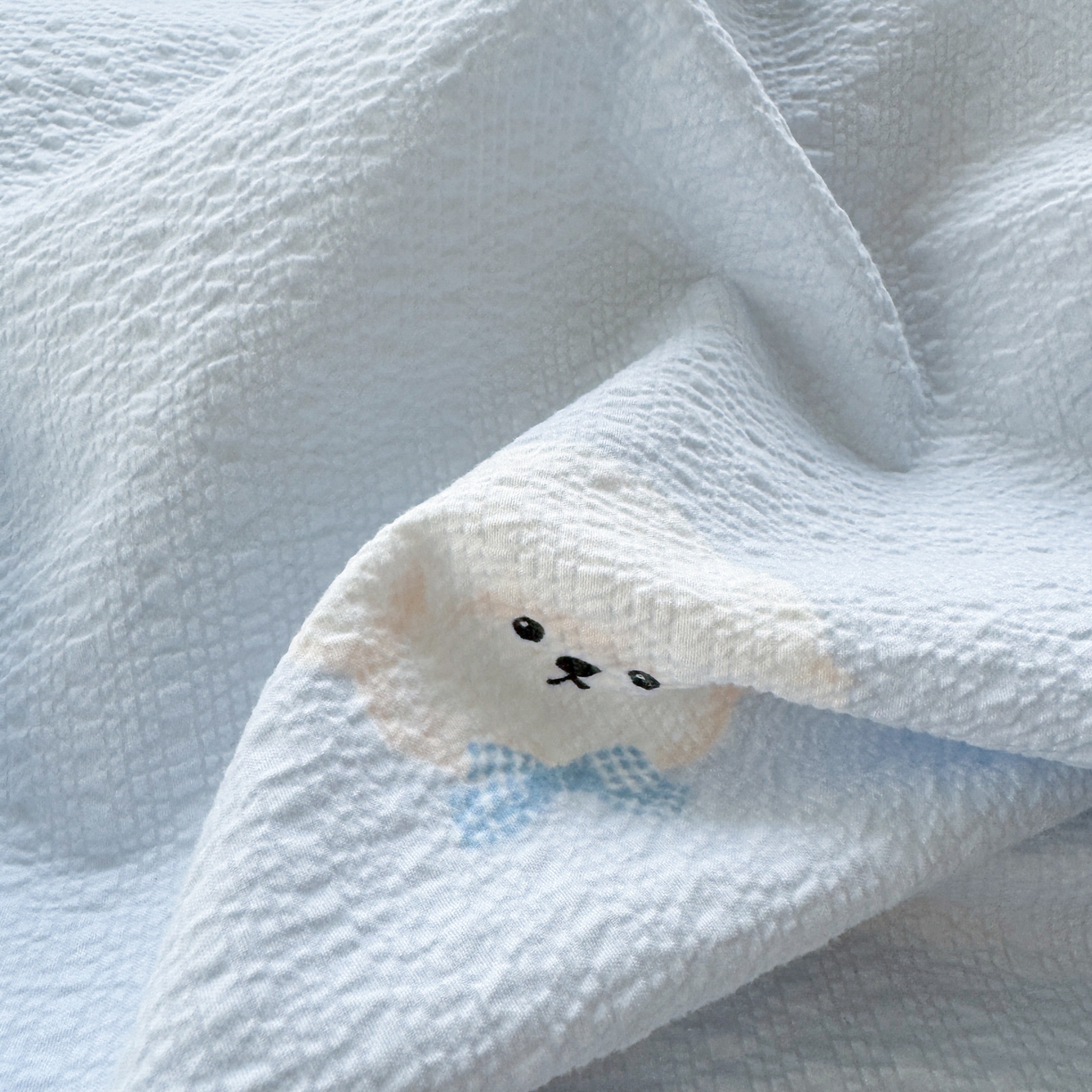 91家纺网 家纺一手货源 找家纺 优承佳生活馆 2026年新款卡通小清新风格高克重超柔软糯泡芙双层纱面料三件套四件套单被套系列 萌萌狗