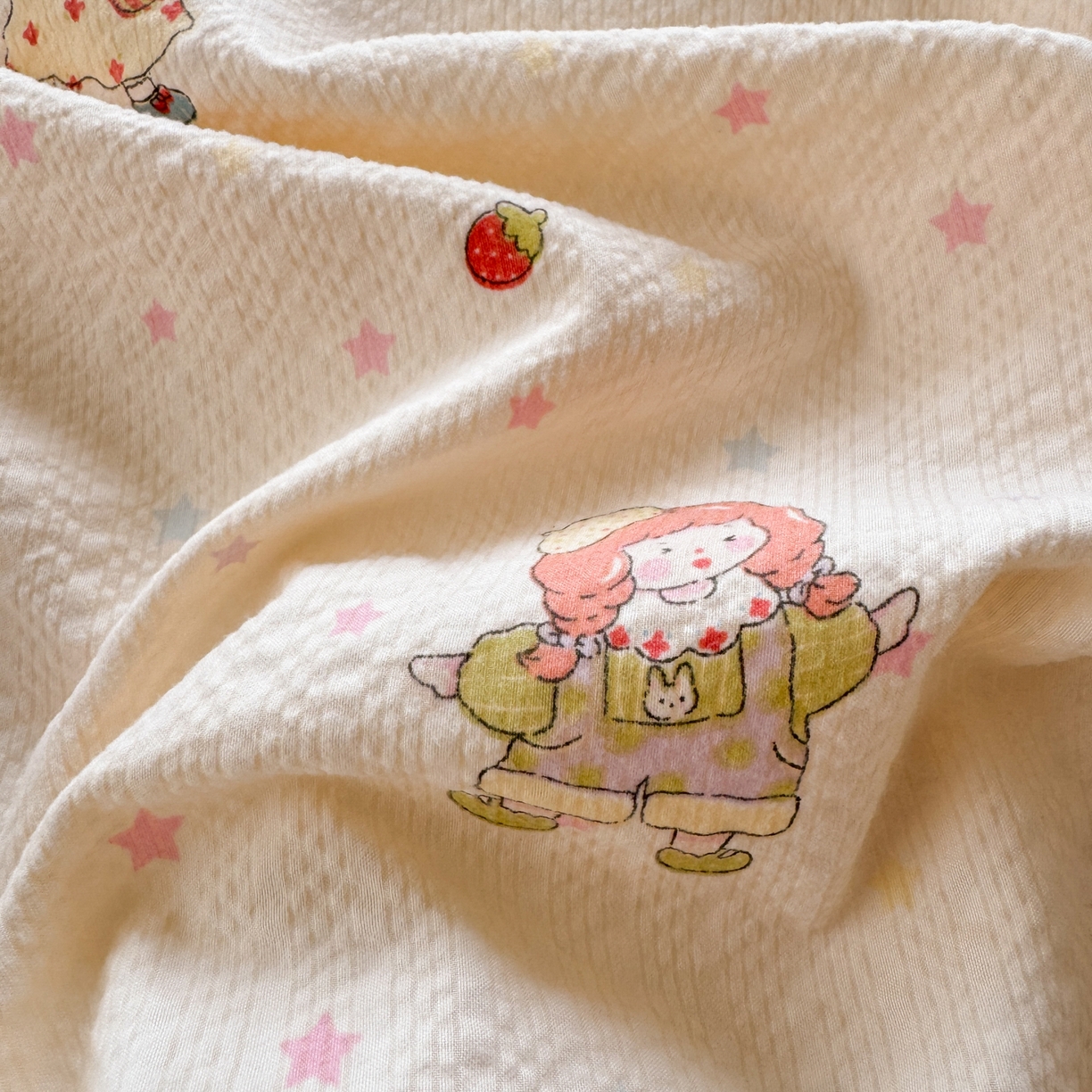 91家纺网 家纺一手货源 找家纺 优承佳生活馆 2026年新款卡通小清新风格高克重超柔软糯泡芙双层纱面料三件套四件套单被套系列 女孩日常