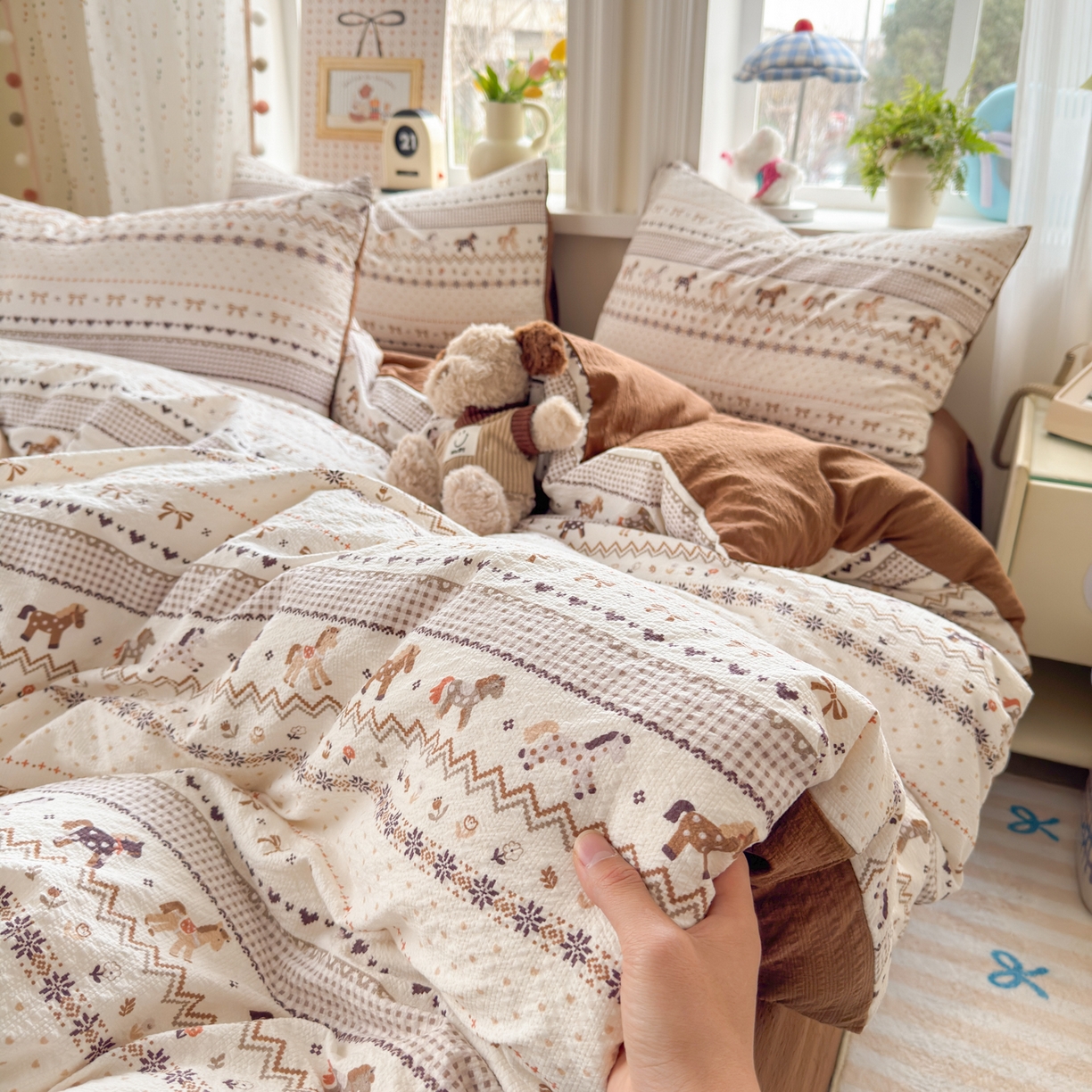 91家纺网 家纺一手货源 找家纺 优承佳生活馆 2026年新款卡通小清新风格高克重超柔软糯泡芙双层纱面料三件套四件套单被套系列 千禧马