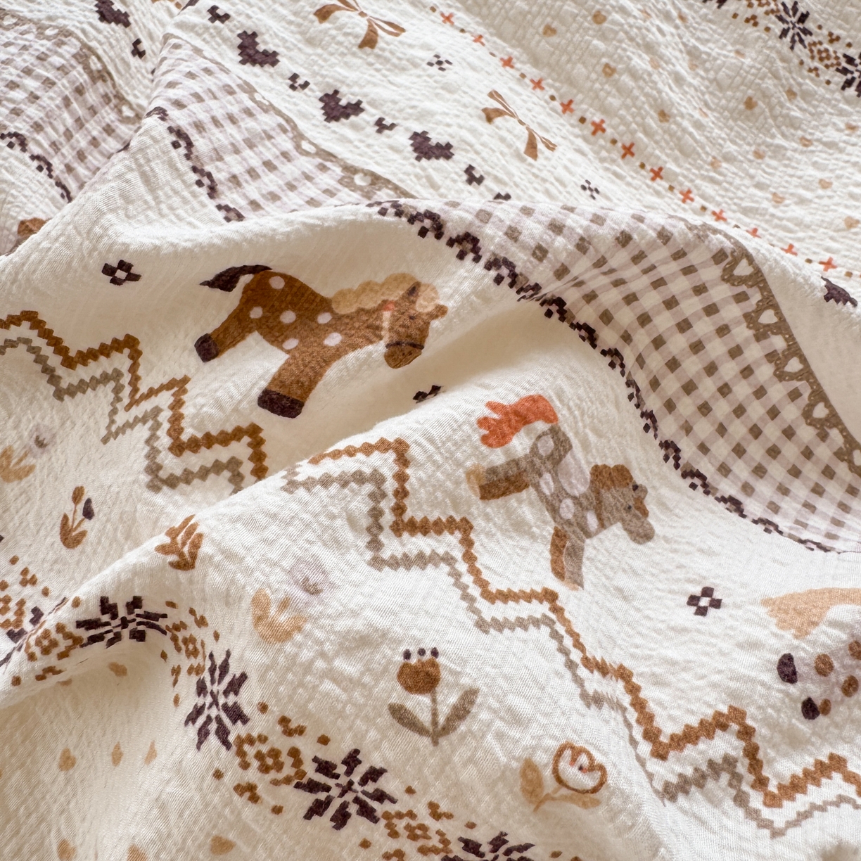 91家纺网 家纺一手货源 找家纺 优承佳生活馆 2026年新款卡通小清新风格高克重超柔软糯泡芙双层纱面料三件套四件套单被套系列 千禧马