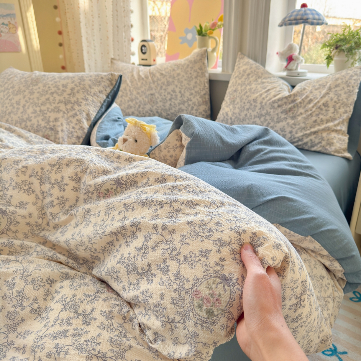 91家纺网 家纺一手货源 找家纺 优承佳生活馆 2026年新款卡通小清新风格高克重超柔软糯泡芙双层纱面料三件套四件套单被套系列 浅陌