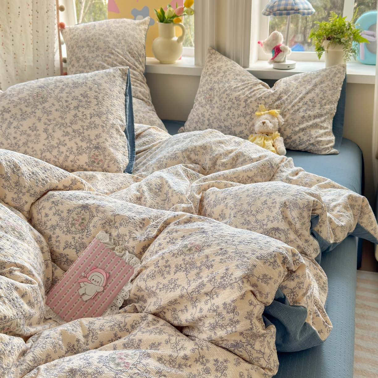 91家纺网 家纺一手货源 找家纺 优承佳生活馆 2026年新款卡通小清新风格高克重超柔软糯泡芙双层纱面料三件套四件套单被套系列 浅陌