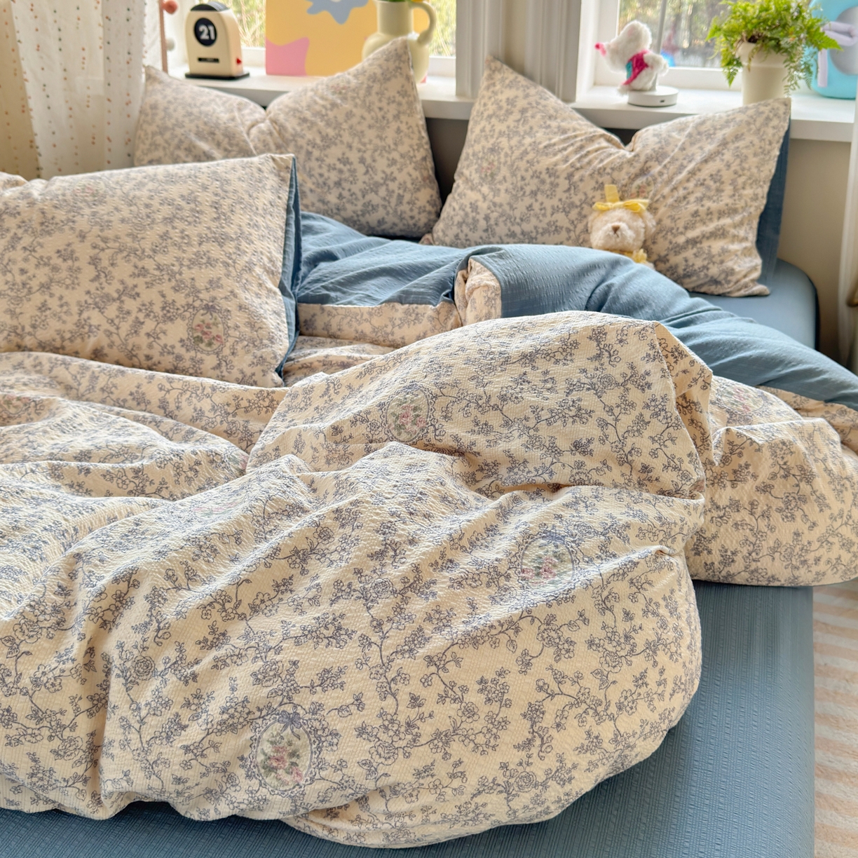 91家纺网 家纺一手货源 找家纺 优承佳生活馆 2026年新款卡通小清新风格高克重超柔软糯泡芙双层纱面料三件套四件套单被套系列 浅陌