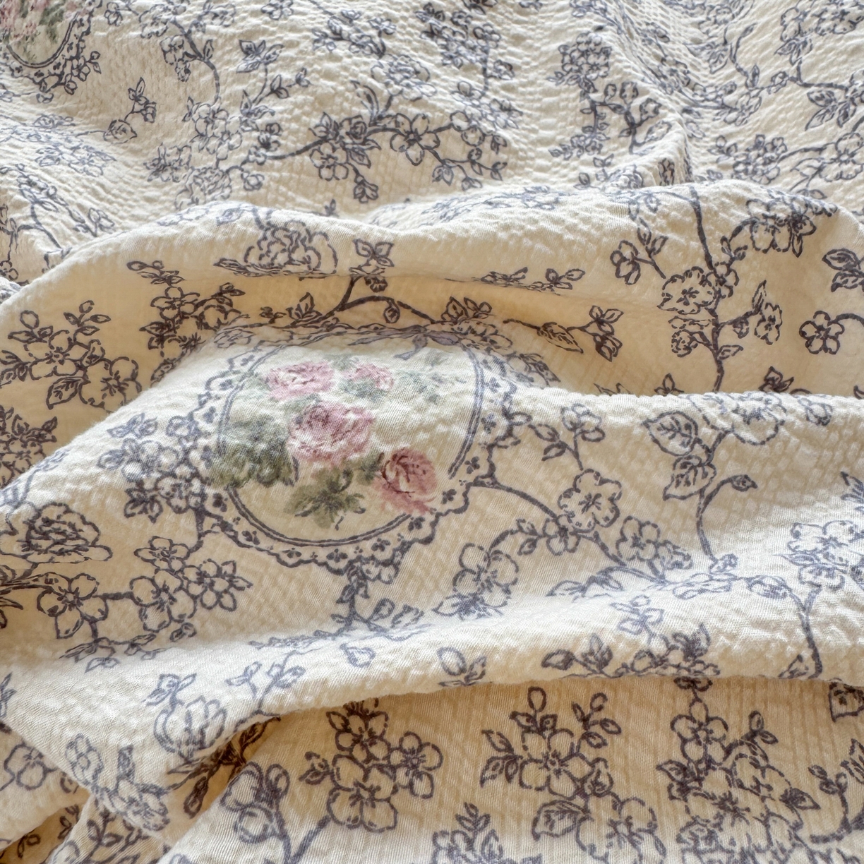 91家纺网 家纺一手货源 找家纺 优承佳生活馆 2026年新款卡通小清新风格高克重超柔软糯泡芙双层纱面料三件套四件套单被套系列 浅陌