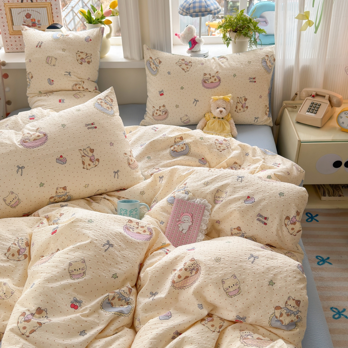 91家纺网 家纺一手货源 找家纺 优承佳生活馆 2026年新款卡通小清新风格高克重超柔软糯泡芙双层纱面料三件套四件套单被套系列 甜猫派对