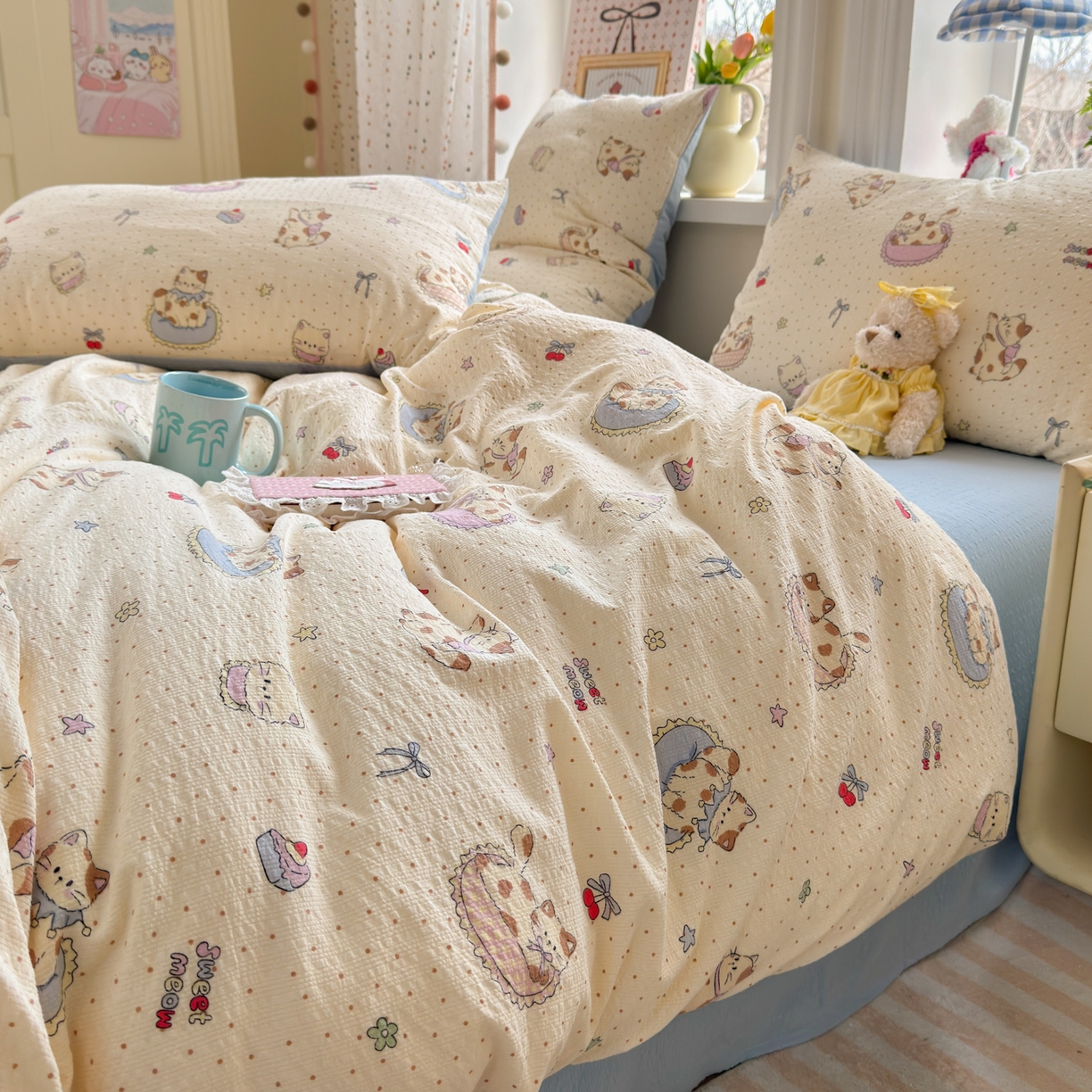 91家纺网 家纺一手货源 找家纺 优承佳生活馆 2026年新款卡通小清新风格高克重超柔软糯泡芙双层纱面料三件套四件套单被套系列 甜猫派对