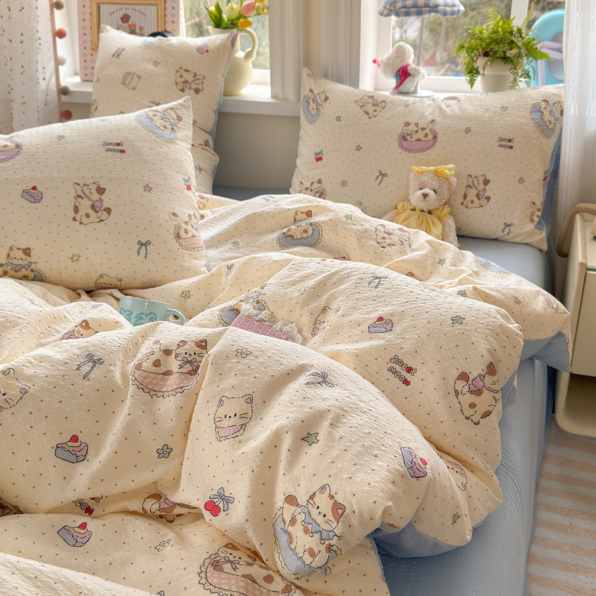 91家纺网 家纺一手货源 找家纺 优承佳生活馆 2026年新款卡通小清新风格高克重超柔软糯泡芙双层纱面料三件套四件套单被套系列 甜猫派对