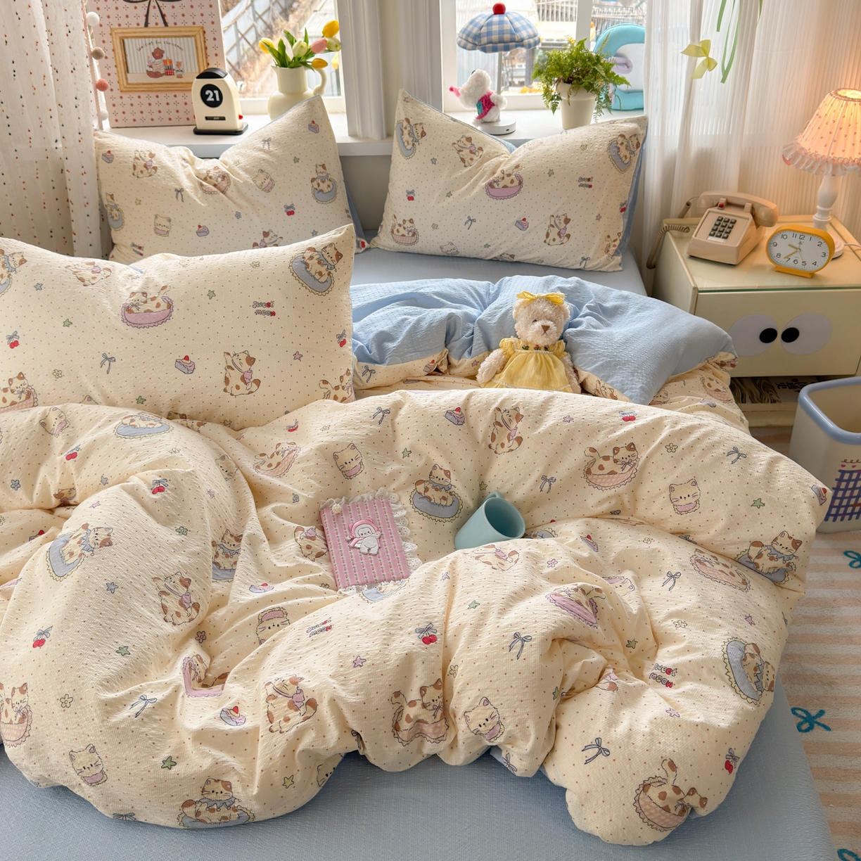 91家纺网 家纺一手货源 找家纺 优承佳生活馆 2026年新款卡通小清新风格高克重超柔软糯泡芙双层纱面料三件套四件套单被套系列 甜猫派对