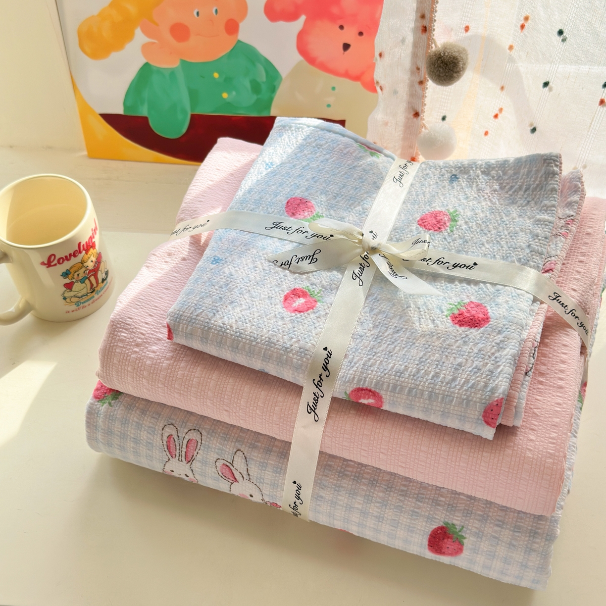 91家纺网 家纺一手货源 找家纺 优承佳生活馆 2026年新款卡通小清新风格高克重超柔软糯泡芙双层纱面料三件套四件套单被套系列 甜心草莓兔