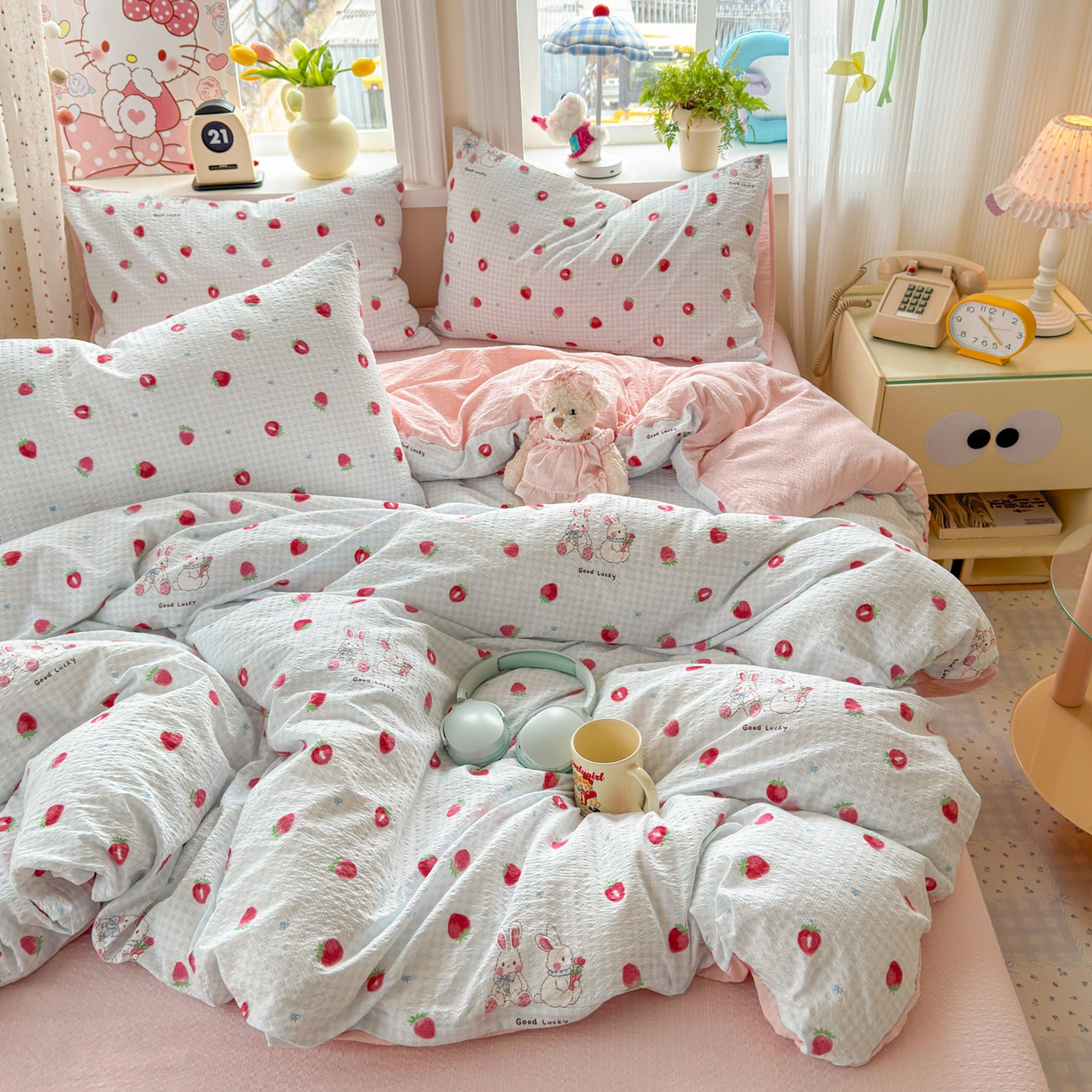 91家纺网 家纺一手货源 找家纺 优承佳生活馆 2026年新款卡通小清新风格高克重超柔软糯泡芙双层纱面料三件套四件套单被套系列 甜心草莓兔