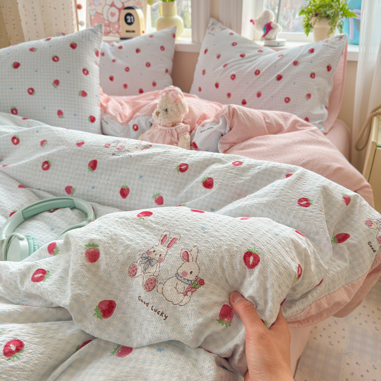 91家纺网 家纺一手货源 找家纺 优承佳生活馆 2026年新款卡通小清新风格高克重超柔软糯泡芙双层纱面料三件套四件套单被套系列 甜心草莓兔