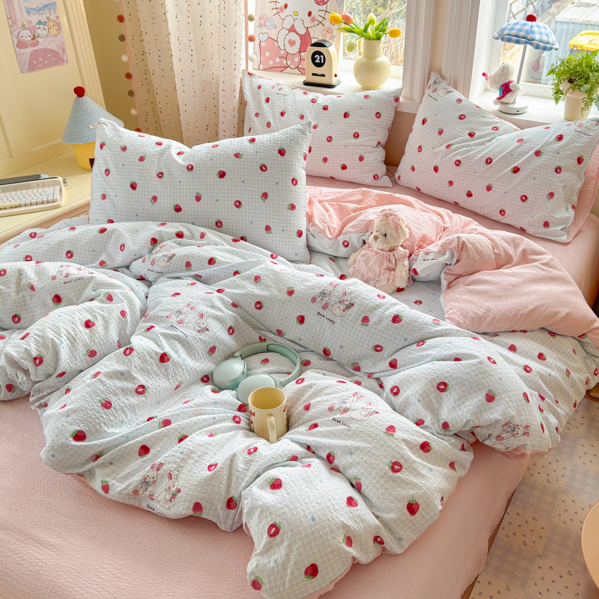 91家纺网 家纺一手货源 找家纺 优承佳生活馆 2026年新款卡通小清新风格高克重超柔软糯泡芙双层纱面料三件套四件套单被套系列 甜心草莓兔