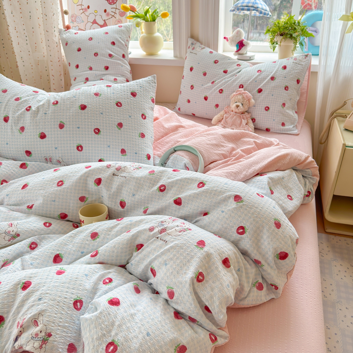 91家纺网 家纺一手货源 找家纺 优承佳生活馆 2026年新款卡通小清新风格高克重超柔软糯泡芙双层纱面料三件套四件套单被套系列 甜心草莓兔