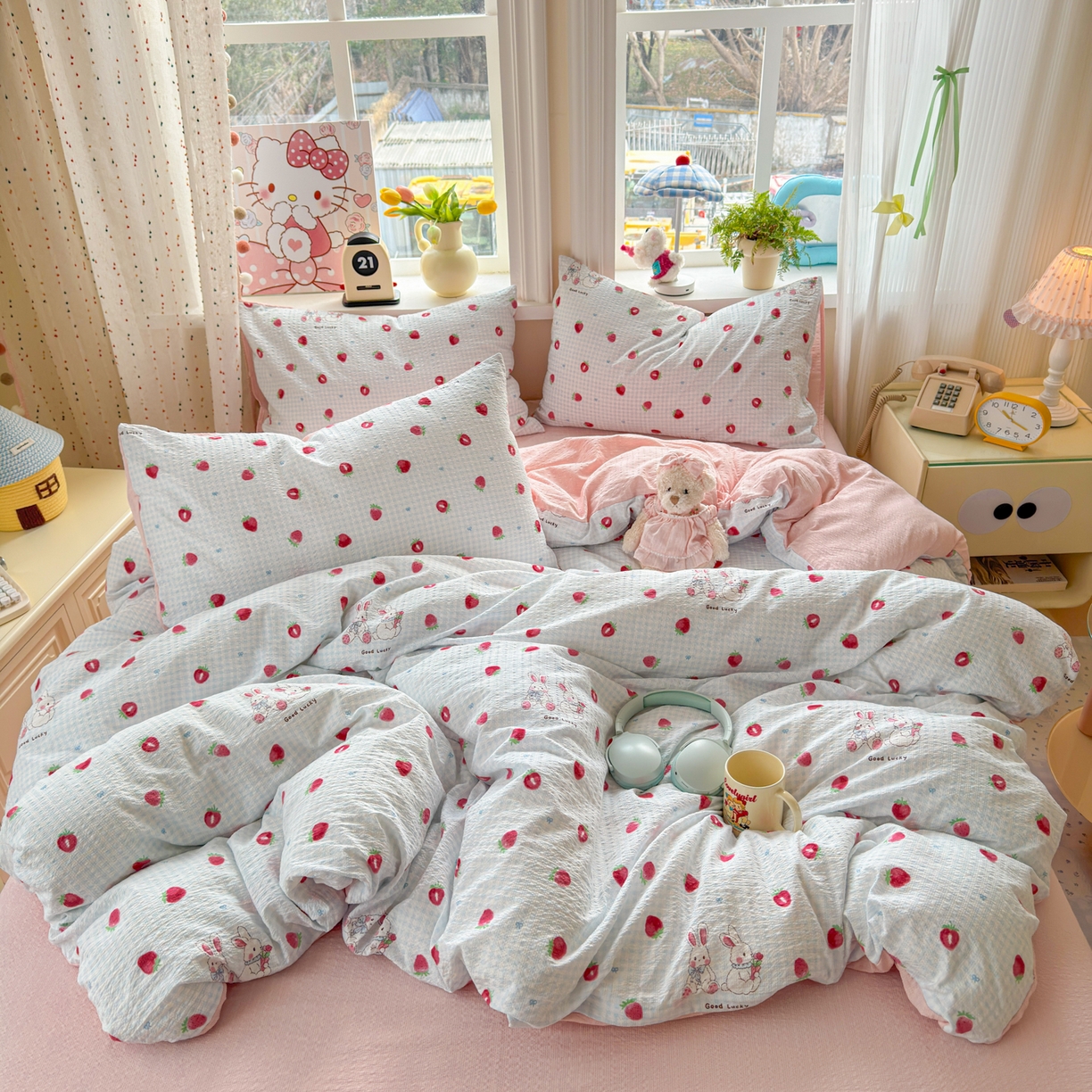 91家纺网 家纺一手货源 找家纺 优承佳生活馆 2026年新款卡通小清新风格高克重超柔软糯泡芙双层纱面料三件套四件套单被套系列 甜心草莓兔