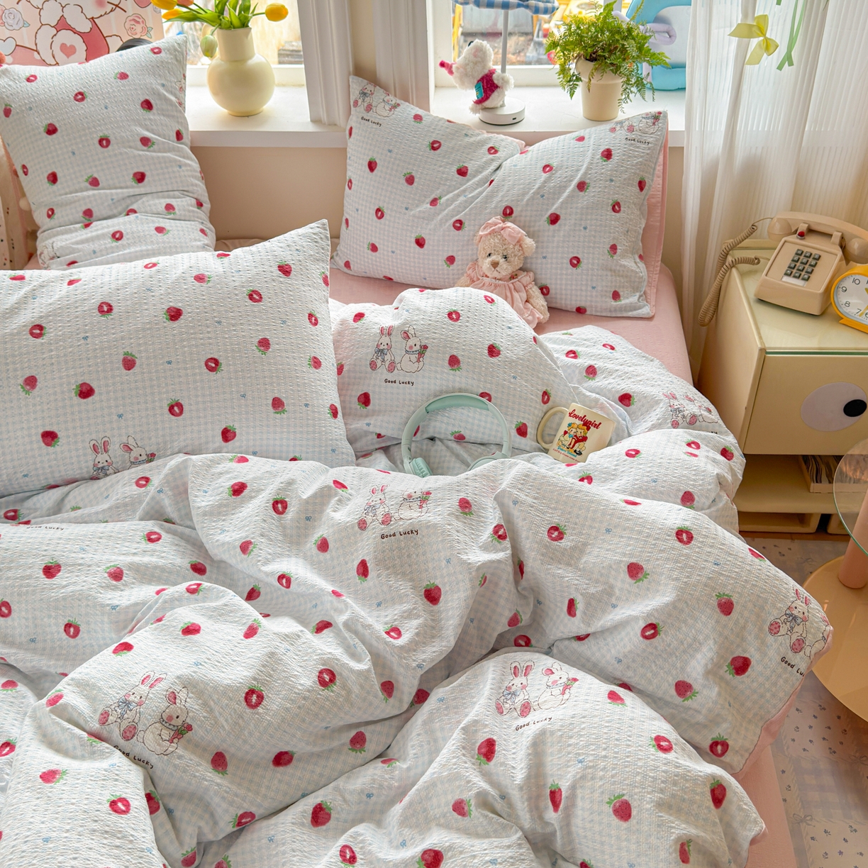 91家纺网 家纺一手货源 找家纺 优承佳生活馆 2026年新款卡通小清新风格高克重超柔软糯泡芙双层纱面料三件套四件套单被套系列 甜心草莓兔