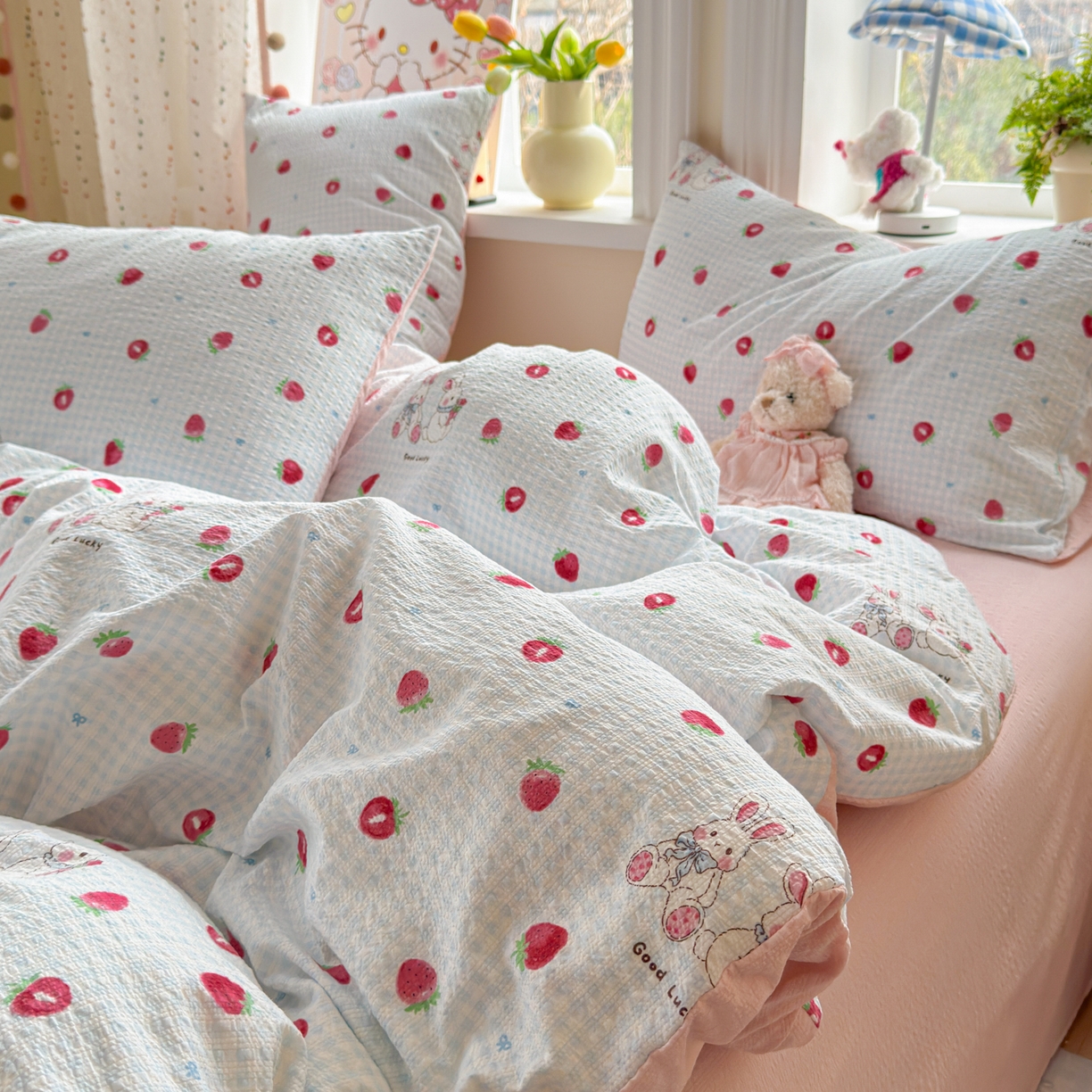 91家纺网 家纺一手货源 找家纺 优承佳生活馆 2026年新款卡通小清新风格高克重超柔软糯泡芙双层纱面料三件套四件套单被套系列 甜心草莓兔