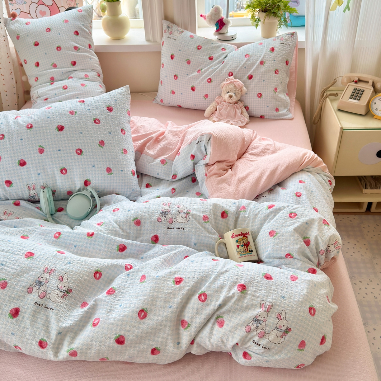 91家纺网 家纺一手货源 找家纺 优承佳生活馆 2026年新款卡通小清新风格高克重超柔软糯泡芙双层纱面料三件套四件套单被套系列 甜心草莓兔
