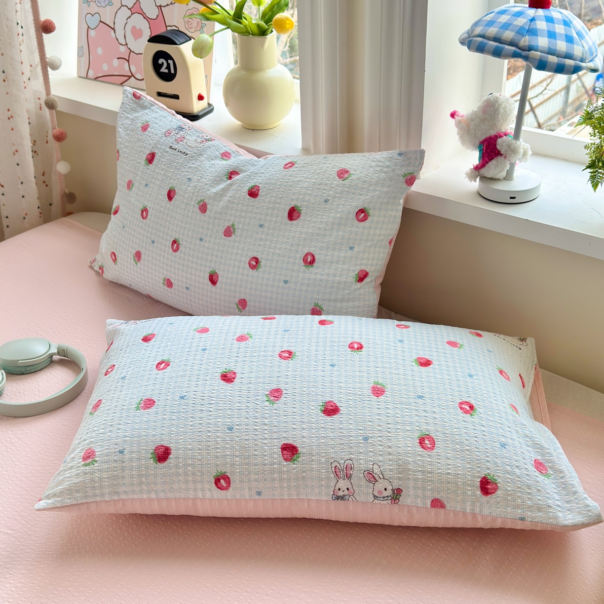 91家纺网 家纺一手货源 找家纺 优承佳生活馆 2026年新款卡通小清新风格高克重超柔软糯泡芙双层纱面料三件套四件套单被套系列 甜心草莓兔