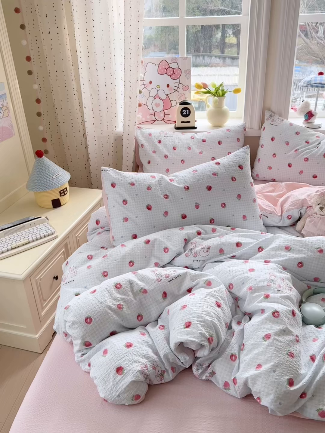91家纺网 家纺一手货源 找家纺 优承佳生活馆 2026年新款卡通小清新风格高克重超柔软糯泡芙双层纱面料三件套四件套单被套系列 甜心草莓兔