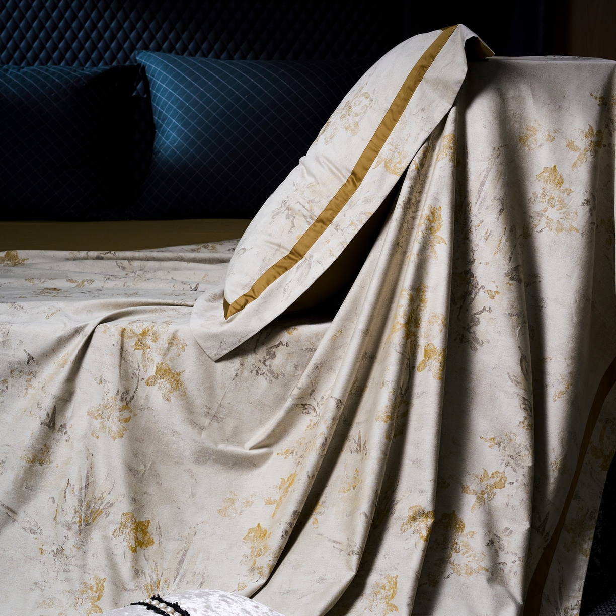 91家纺网 家纺一手货源 找家纺 玖玖爱家纺 2026新款意式高奢色织大提花埃及棉系列四件套 金色