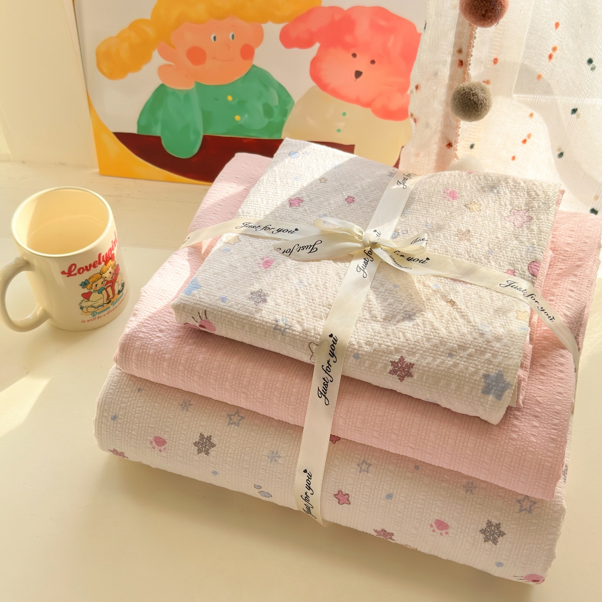 91家纺网 家纺一手货源 找家纺 优承佳生活馆 2026年新款卡通小清新风格高克重超柔软糯泡芙双层纱面料三件套四件套单被套系列 星星kt