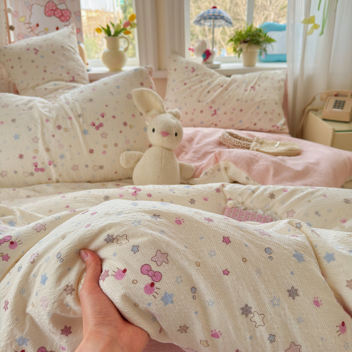 91家纺网 家纺一手货源 找家纺 优承佳生活馆 2026年新款卡通小清新风格高克重超柔软糯泡芙双层纱面料三件套四件套单被套系列 星星kt
