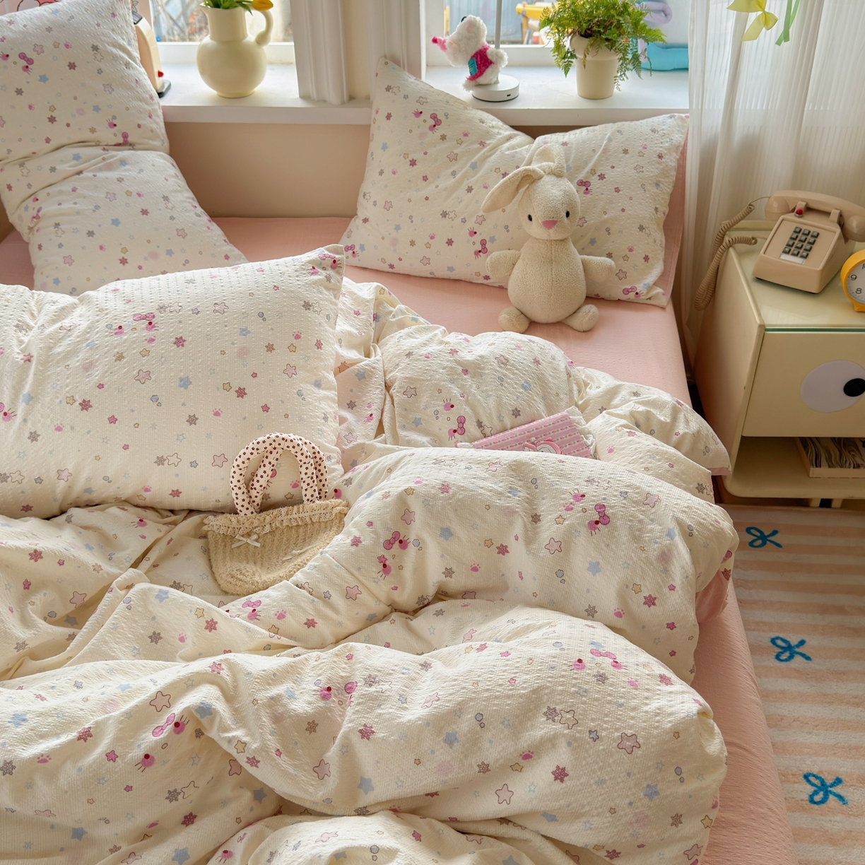 91家纺网 家纺一手货源 找家纺 优承佳生活馆 2026年新款卡通小清新风格高克重超柔软糯泡芙双层纱面料三件套四件套单被套系列 星星kt