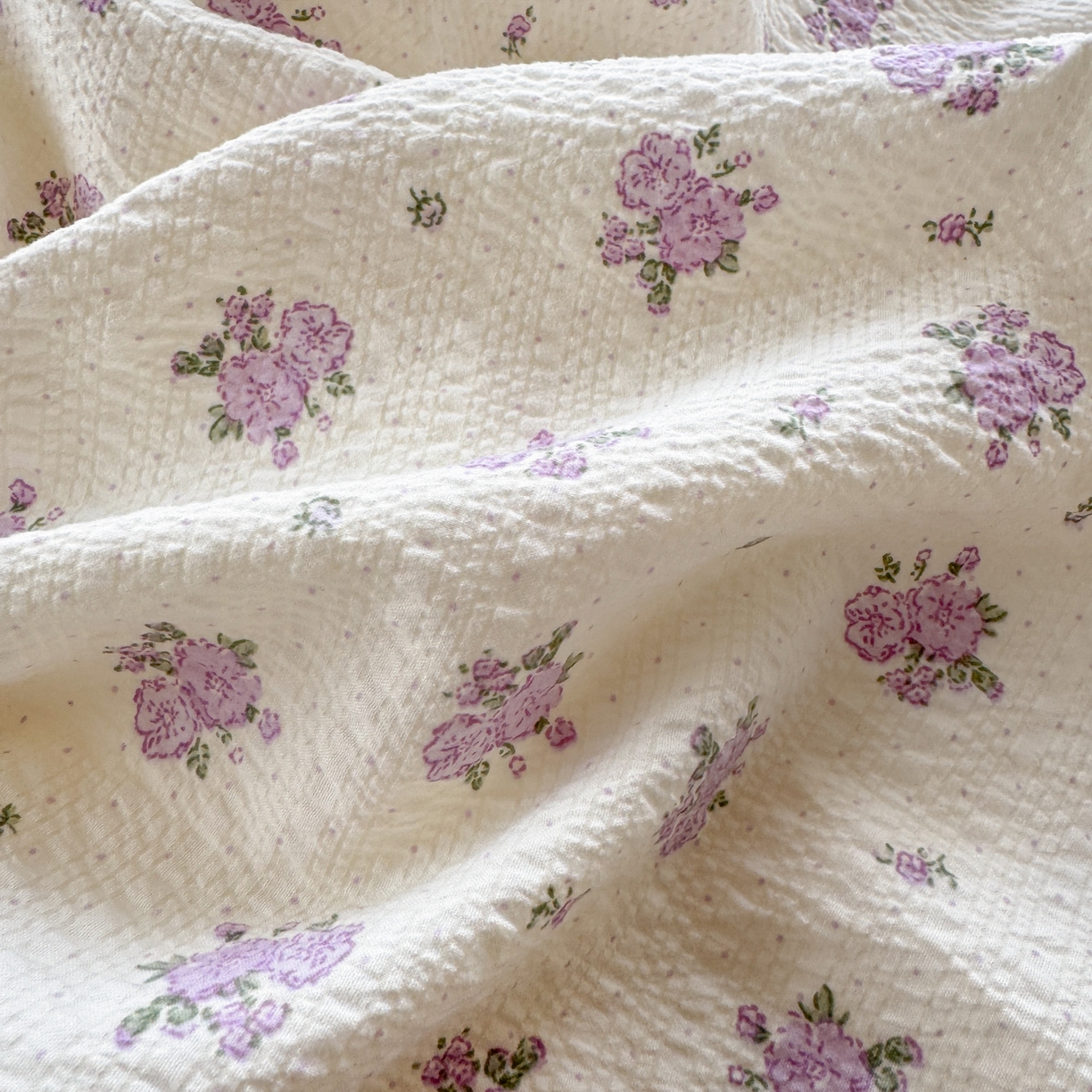 91家纺网 家纺一手货源 找家纺 优承佳生活馆 2026年新款卡通小清新风格高克重超柔软糯泡芙双层纱面料三件套四件套单被套系列 紫蔷薇