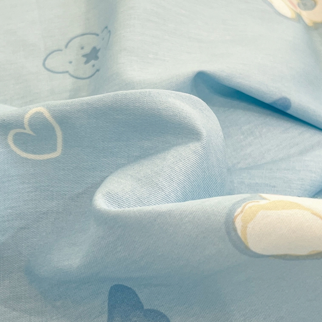 91家纺网 家纺一手货源 找家纺 盛馨家纺 2026年开学季春夏新品小清新全棉学生三件套四件套床笠四件套跑量款 小白狗