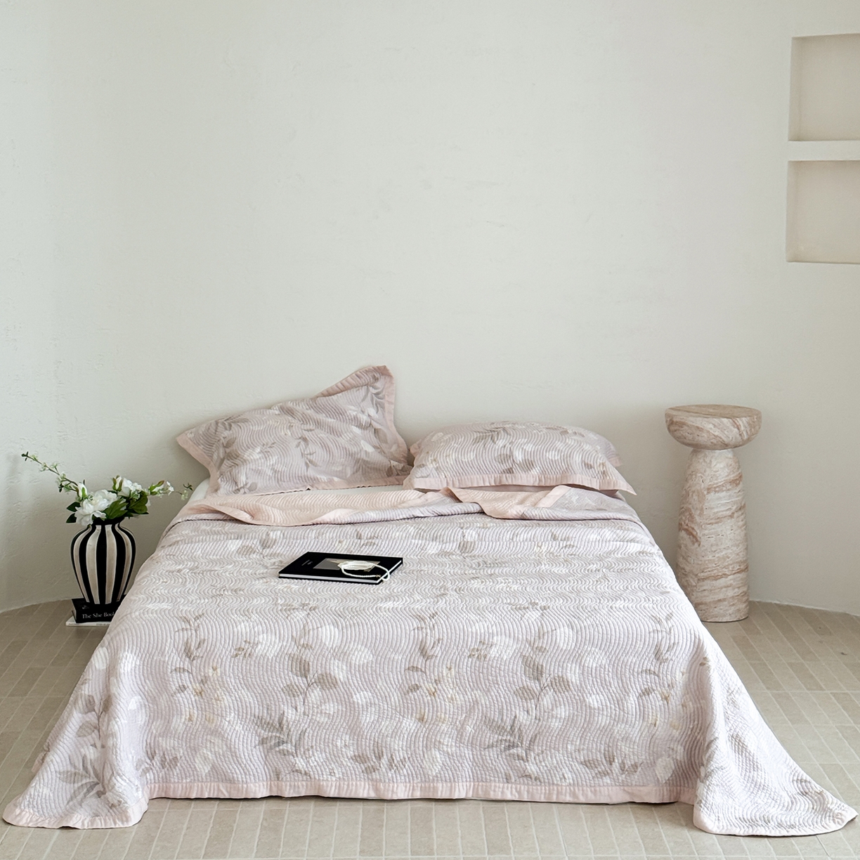 91家纺网 家纺一手货源 找家纺 床盖工厂店 2026新款活性大版印花双面50天丝填充棉花床盖三件套 兮薇