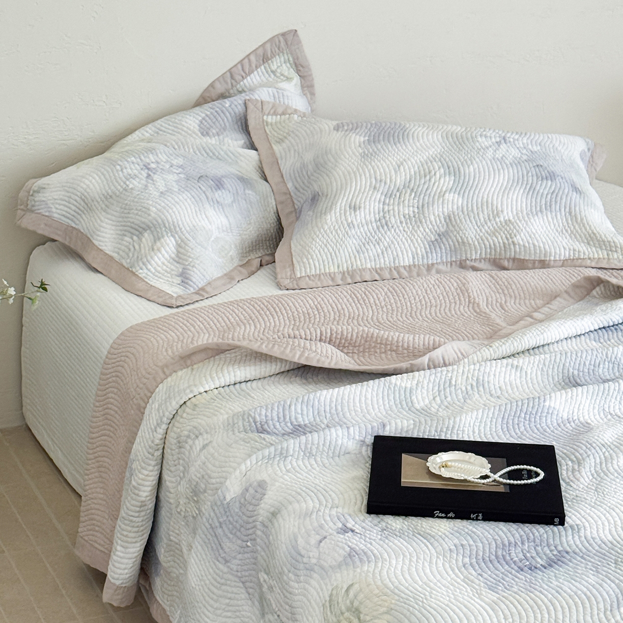 91家纺网 家纺一手货源 找家纺 床盖工厂店 2026新款活性大版印花双面50天丝填充棉花床盖三件套 白芨-黄