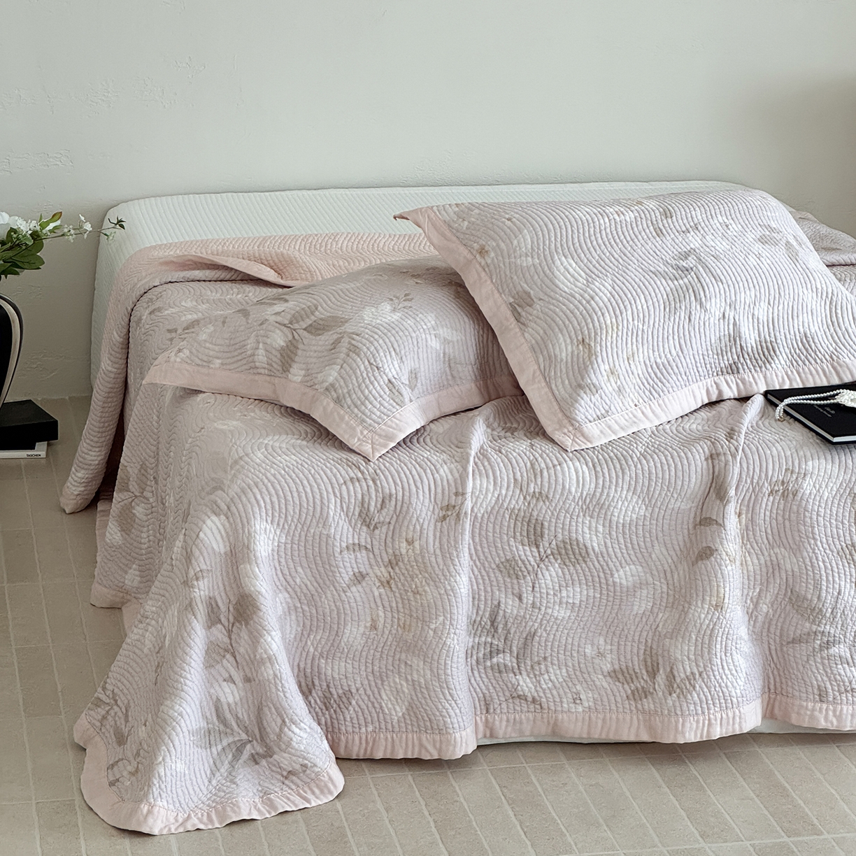 91家纺网 家纺一手货源 找家纺 床盖工厂店 2026新款活性大版印花双面50天丝填充棉花床盖三件套 兮薇