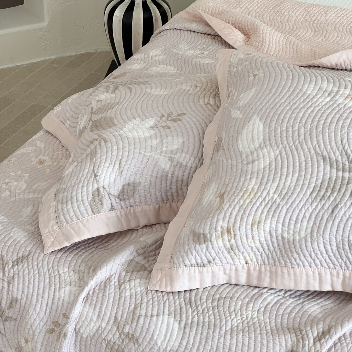 91家纺网 家纺一手货源 找家纺 床盖工厂店 2026新款活性大版印花双面50天丝填充棉花床盖三件套 兮薇