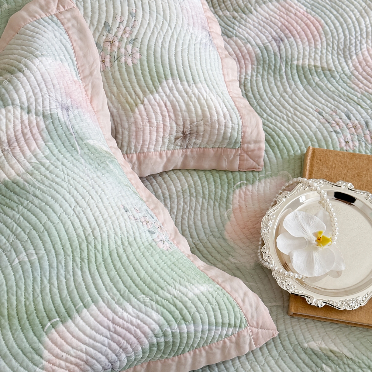 91家纺网 家纺一手货源 找家纺 床盖工厂店 2026新款活性大版印花双面50天丝填充棉花床盖三件套 萱雅-绿