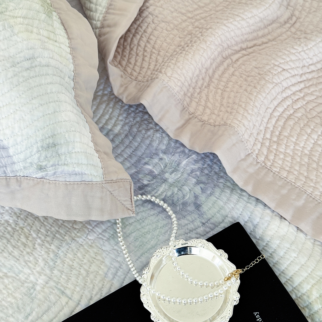 91家纺网 家纺一手货源 找家纺 床盖工厂店 2026新款活性大版印花双面50天丝填充棉花床盖三件套 白芨-黄