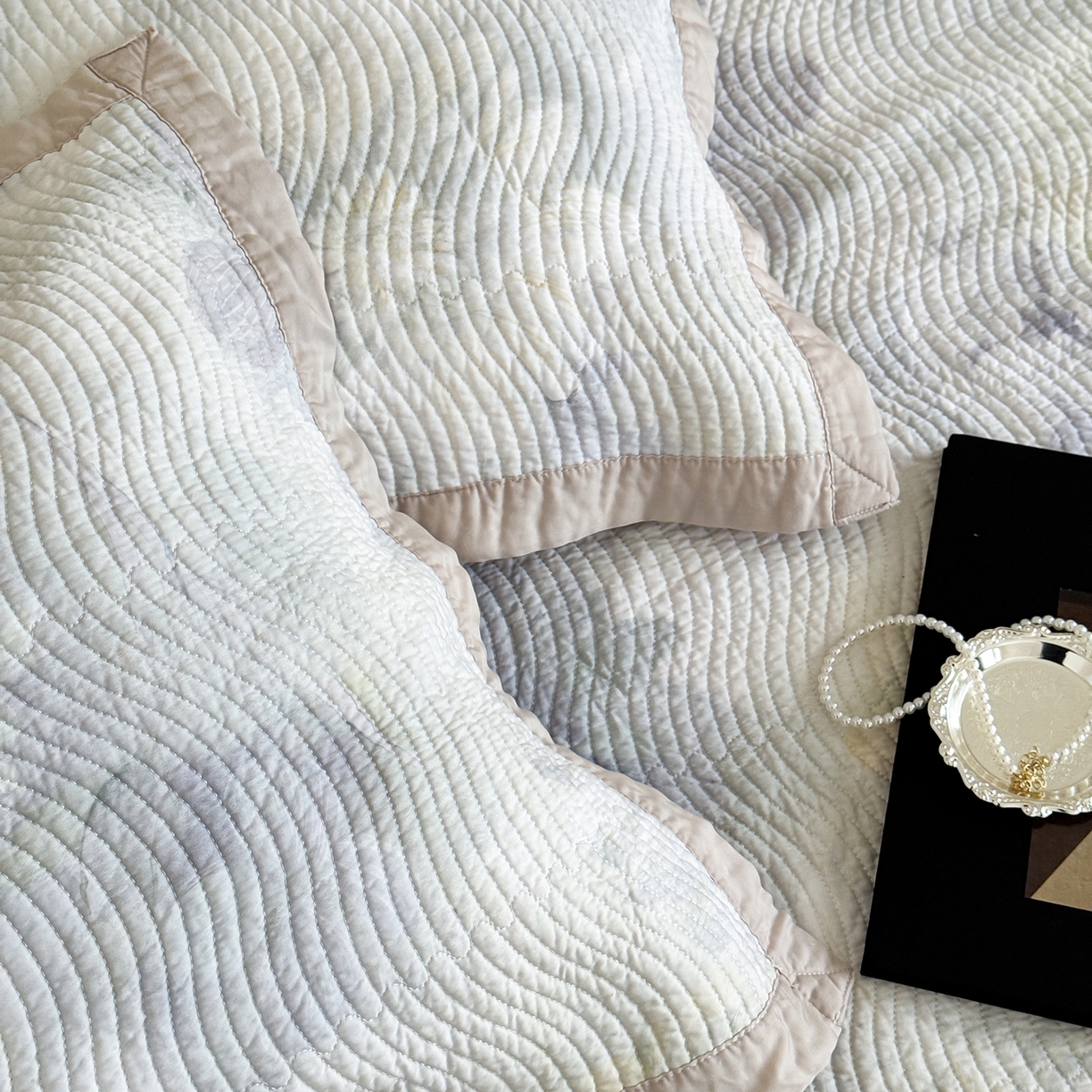 91家纺网 家纺一手货源 找家纺 床盖工厂店 2026新款活性大版印花双面50天丝填充棉花床盖三件套 白芨-黄