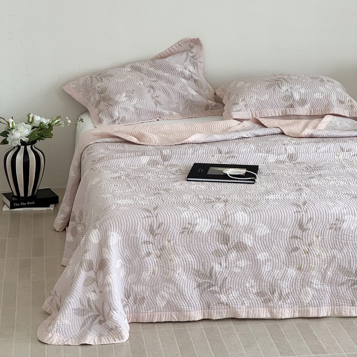 91家纺网 家纺一手货源 找家纺 床盖工厂店 2026新款活性大版印花双面50天丝填充棉花床盖三件套 兮薇