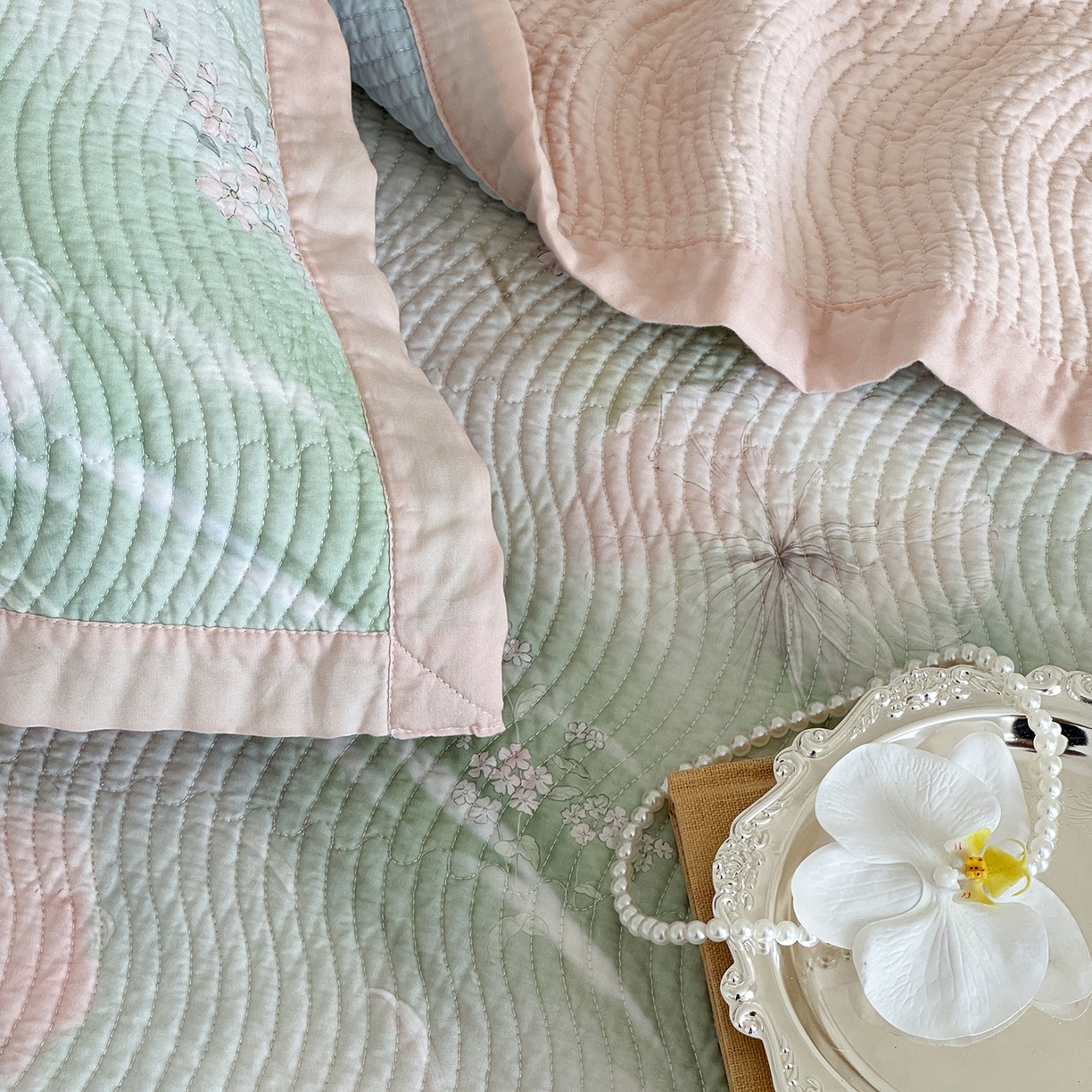 91家纺网 家纺一手货源 找家纺 床盖工厂店 2026新款活性大版印花双面50天丝填充棉花床盖三件套 萱雅-绿